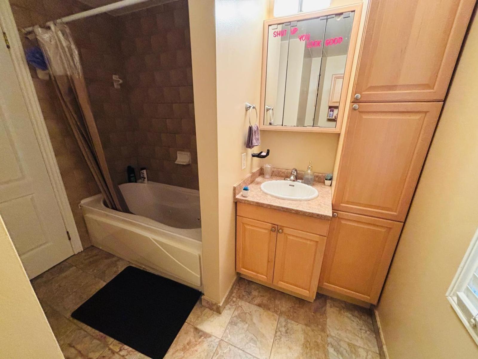 Square One Mississauga Suite- Attached Bathroom, Walking Transit & Plaza Buitenkant foto